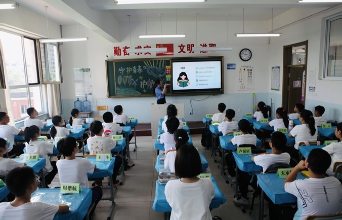 法治科普进校园 护航青春助成长 海州区人民检察院联合海州区科协走进第十一中学开展开学季主题活动